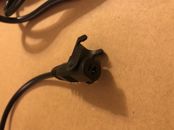 Locking clip on the power connector